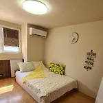 Green Room Apartment