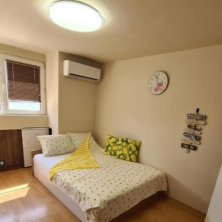 Green Room Apartment
