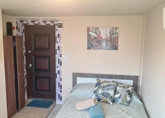 Green Room Apartment