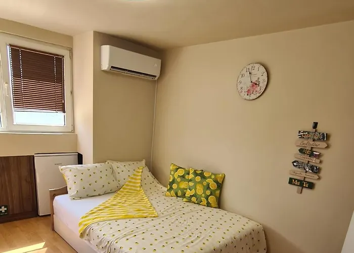 Green Room Apartment *